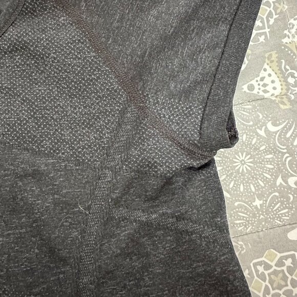 Athleta Short-sleeved t-shirt, gray, with ruffles, non-slip size M - Picture 5 of 5